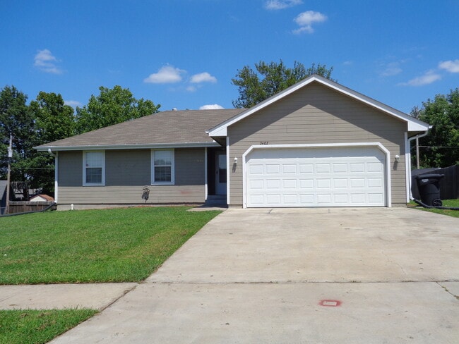 Building Photo - Great 3 Bedroom House Near Lake Shawnee