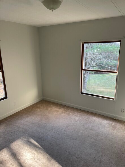 Building Photo - 27 Deer Run Rd