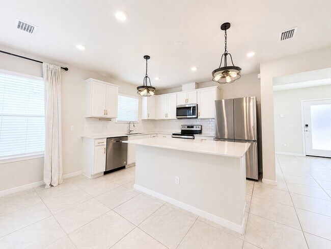 Building Photo - Welcome home to refined family living in this 3Bedrooms / 2.5Baths residence in Tohoqua!
