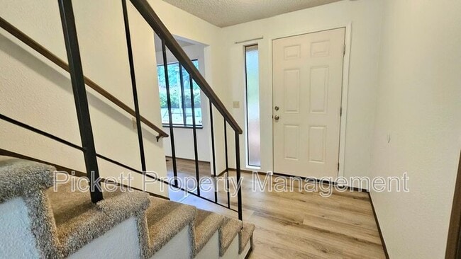 Building Photo - 5401 Pineridge Dr NE