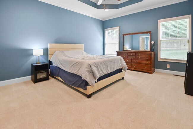 Building Photo - Pet Friendly Four Bedroom with Bonus!