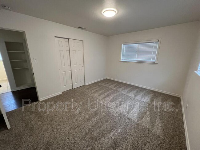 Building Photo - 945 De Moll Dr