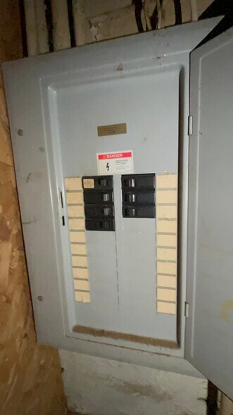 Building Photo - 609 Tracy St