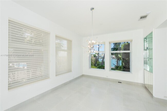 Building Photo - 621 N Mashta Dr