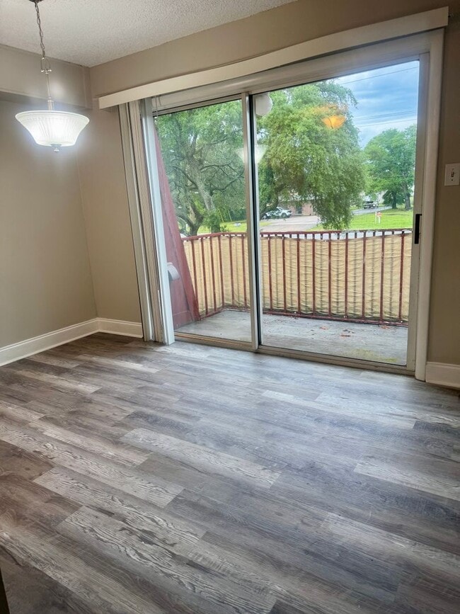 Building Photo - New Listing!