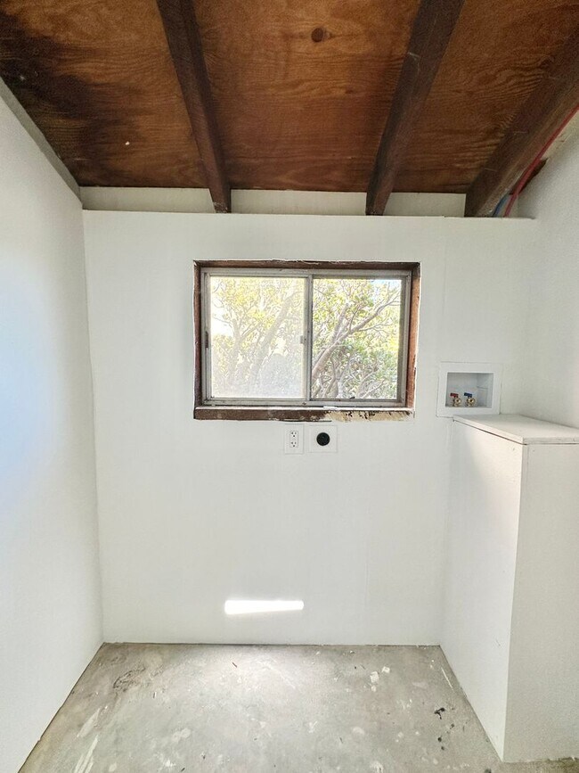 Building Photo - Lovely, Newly Renovated, & Fully-Detached Guest Home Unit on Gated and Private Country Property o...