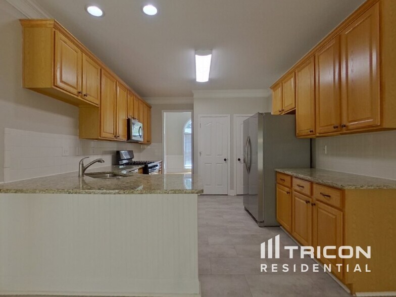 Building Photo - 6868 Glen Cove Ln