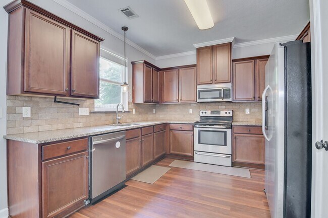 Building Photo - Beautiful 4 Bedroom in Great Neighborhood!