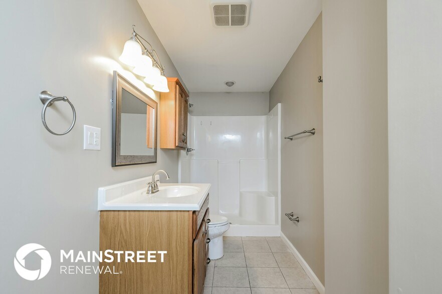 Building Photo - 4501 Oak Dr