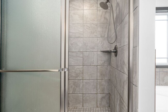 Building Photo - Pet Friendly Three Bedroom with Bonus in R...