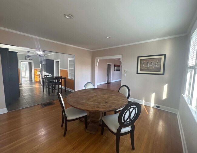 Building Photo - 5BR/2.5 Bath in Prime 12 South | Park-Facing | Two Sunrooms | Walkable Luxury Living