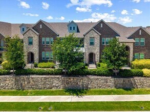 Building Photo - 901 Utica Dr