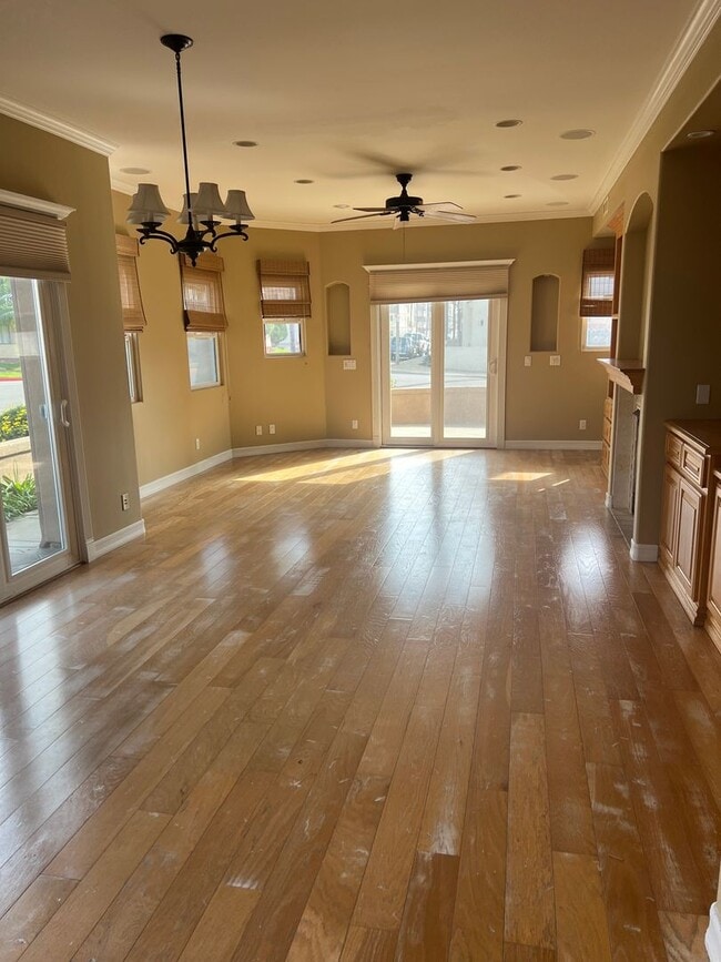 Building Photo - Custom home 1 block to ocean