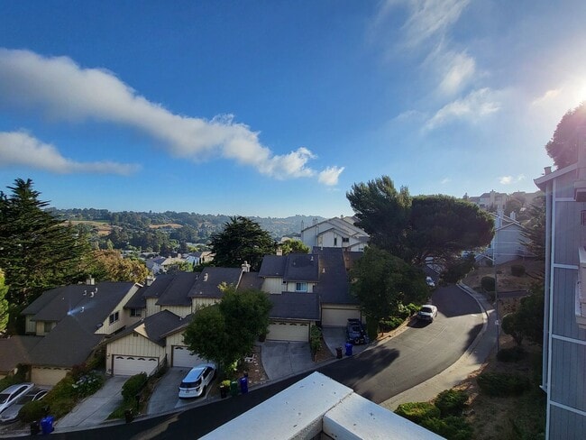 Building Photo - Recently Upgraded Townhouse in the Hills o...