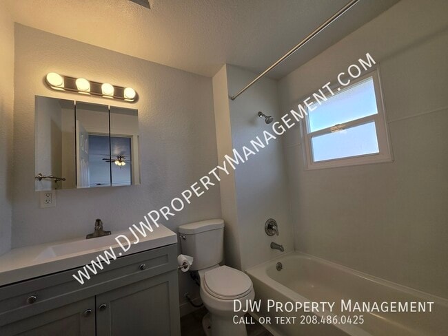 Building Photo - 2015 S Denver Ave