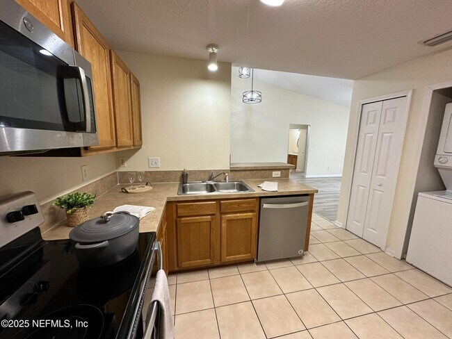 Building Photo - 6099 Maggies Cir
