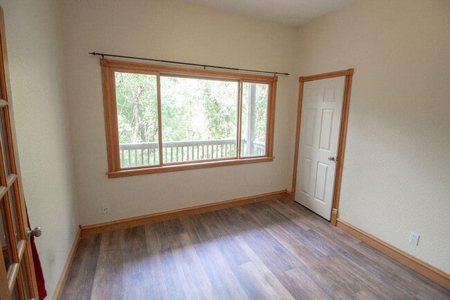 Building Photo - 1420 Bradford Dr