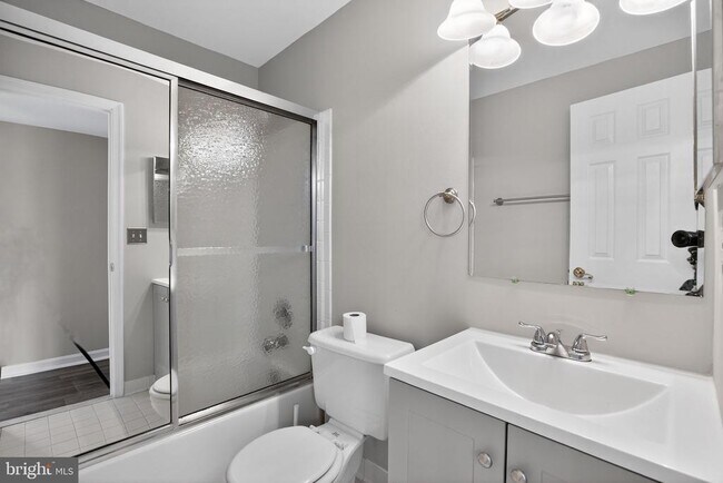 Building Photo - 5828 Ruxton Dr