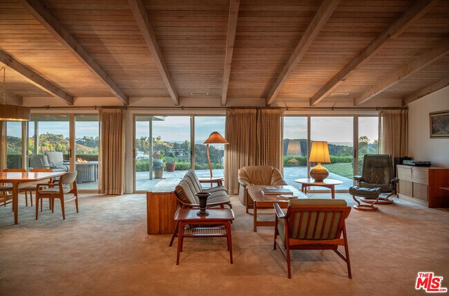 Building Photo - 2701 Lake Hollywood Dr