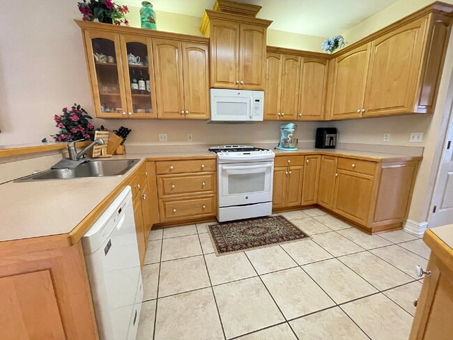 Building Photo - 4Br/2.5Ba Huge home with a sunroom