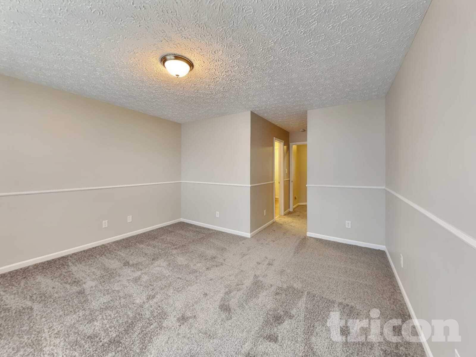 Building Photo - 4468 Connaught Dr E