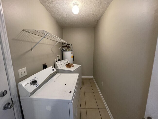 Building Photo - 487 Woodlawn Rd