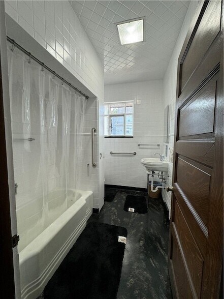 Building Photo - 407 Fallowfield Ave