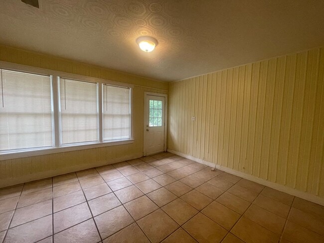Building Photo - Spacious Inside & Out!