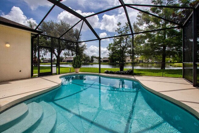 Building Photo - Luxurious Lakefront Living: Spacious 4-Bedroom Home with Pool and Guest Suite in Lakewood Ranch