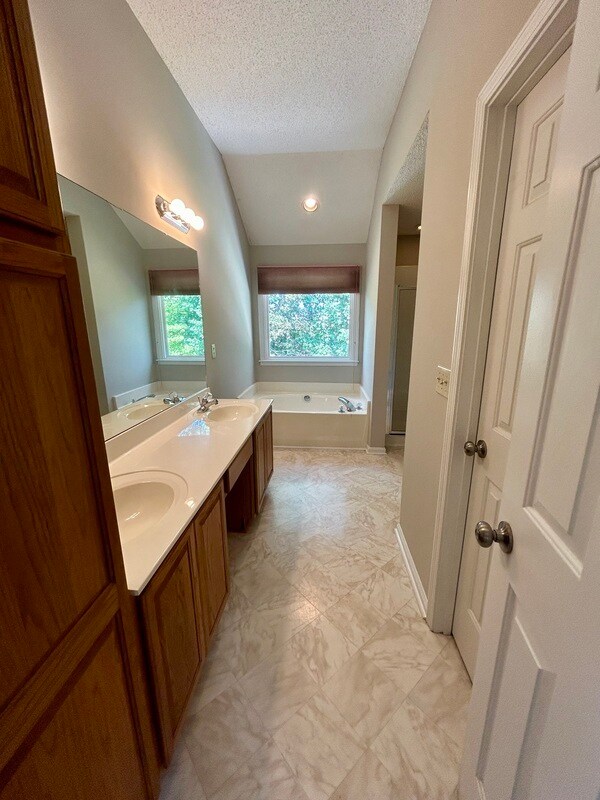 Building Photo - 2132 Brandywine Dr