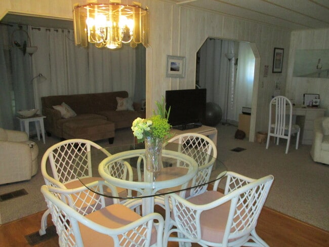 Building Photo - 7915 SE Independence Ave