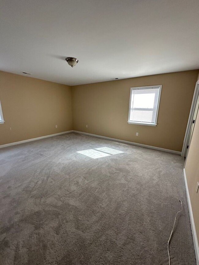 Building Photo - 3 Bedroom 2 Bathroom Duplex