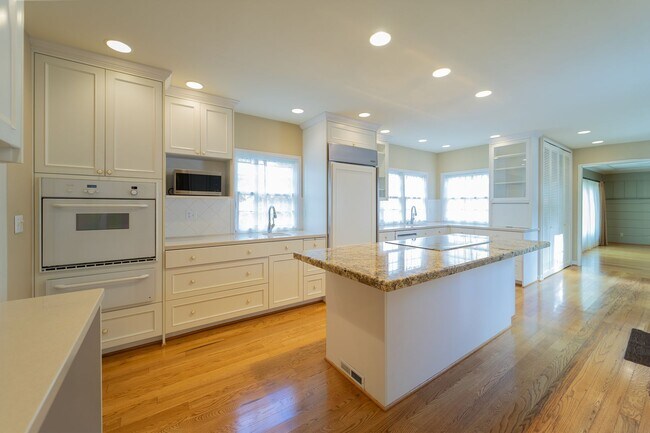 Building Photo - Charming and Well-Maintained Home in a Serene Neighborhood