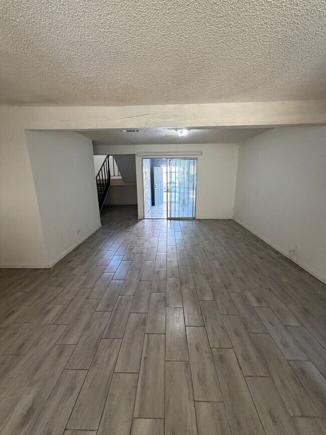 Building Photo - AMERICANA Property Mgmt - Remodeled 2 Beds Townhouse near Downtown South