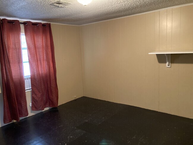 Building Photo - 207 E Elm St