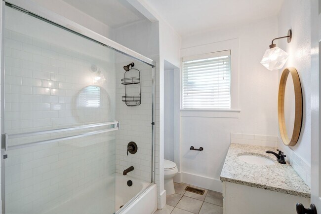Building Photo - THREE BEDROOM / TWO BATH HOME IN NICE NEIG...