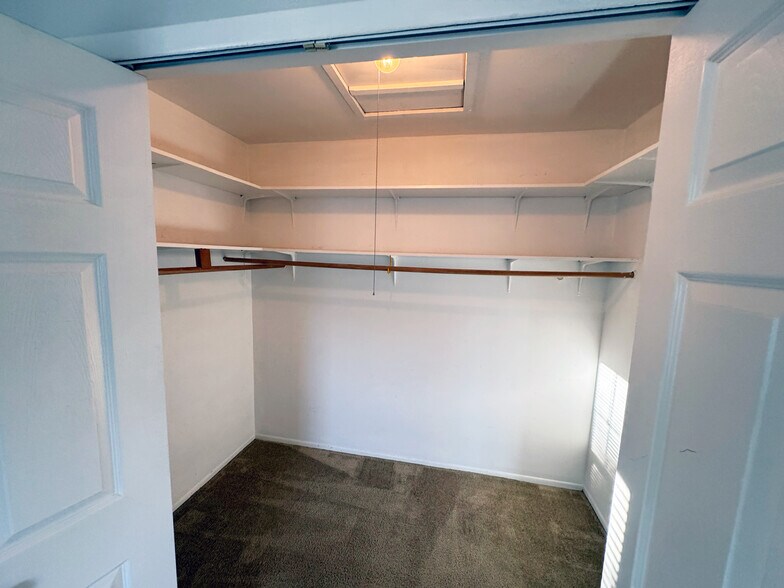 Walk In Closet - 2649 Fenwick Ct