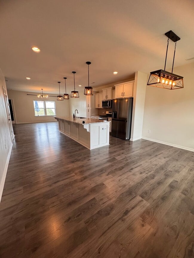 Building Photo - 4BR 2.5Bath Beauty in High Point