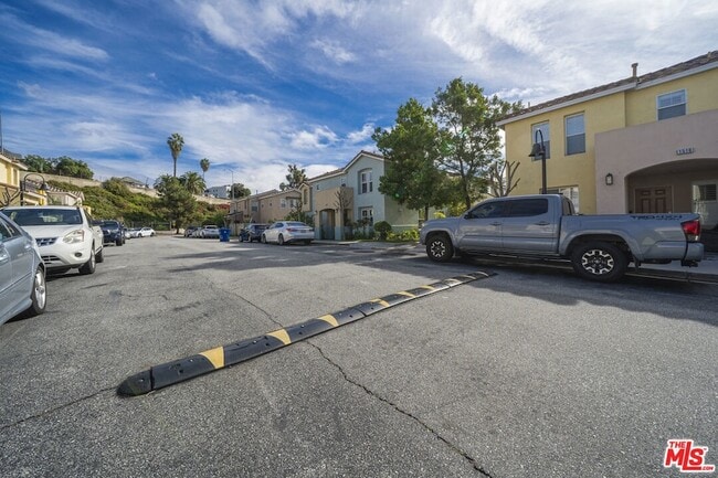 Building Photo - 121 Cancion Way