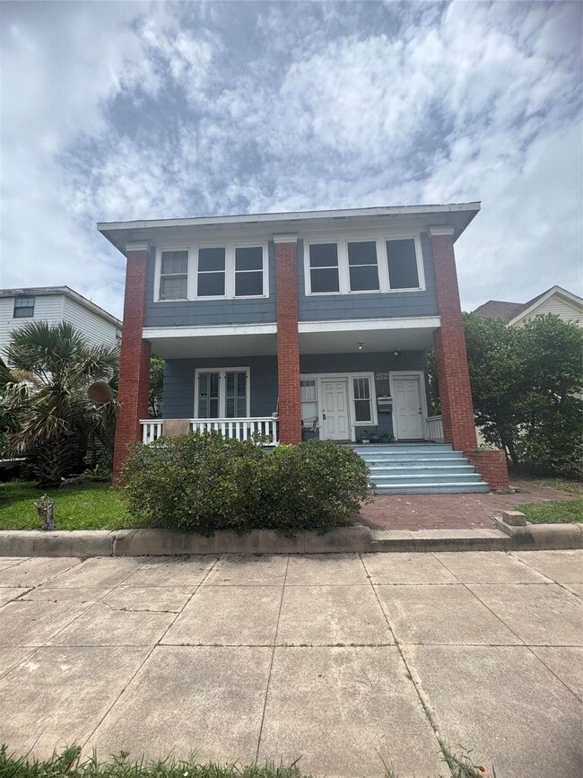 Building Photo - 2206 Bernardo De Galvez Ave