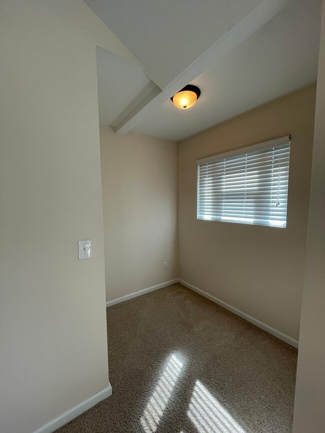 Building Photo - 422 Sebastian Dr