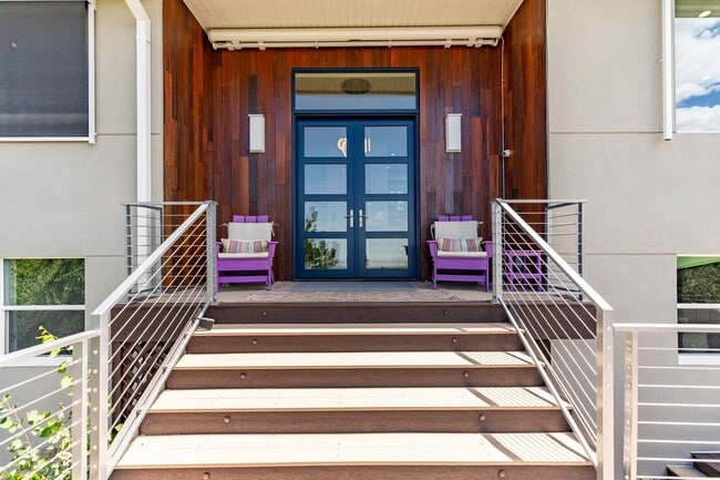 Building Photo - Stunning 5-Bedroom Modern Home with Panora...