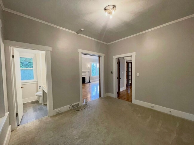 Building Photo - Elegant 4BR 2.5Bath Home with Fenced Yard & Garage Across from Seattle Prep**2 weeks free**