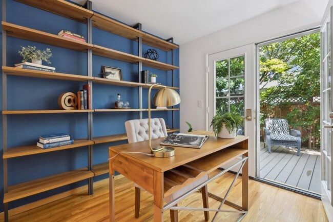 Building Photo - Delightful 3/3bth End-Unit Townhouse in Ce...