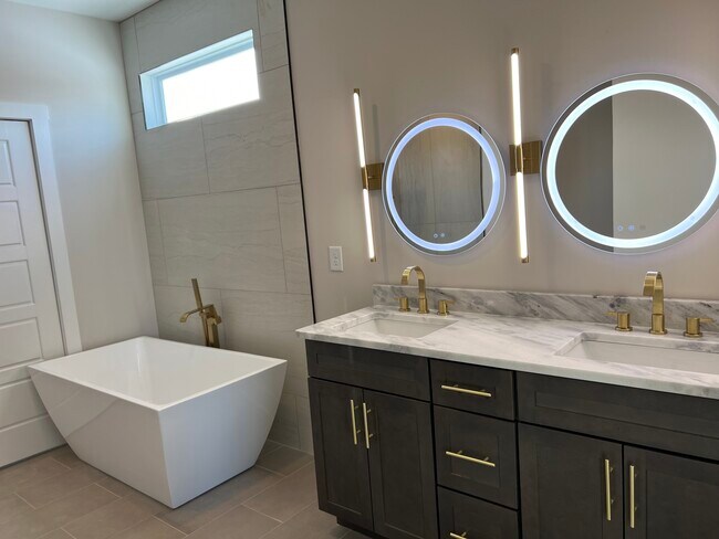 Building Photo - Clarksville Luxury home