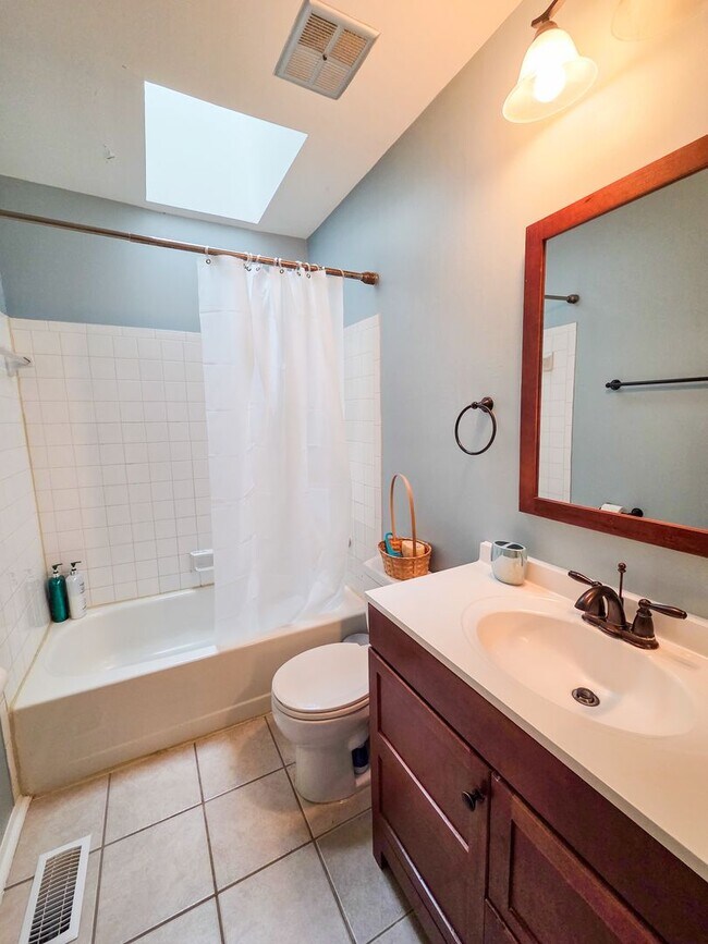 Building Photo - Beautiful 3BR Townhouse in Rockville/Derwood for early June Move-In!