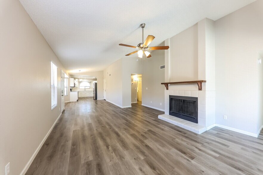 Building Photo - 8938 N 64th Ln