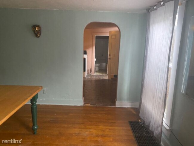 Building Photo - 3 br, 1 bath House - 121 Fairground Ave