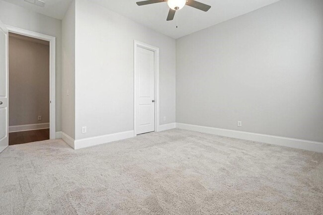 Building Photo - 123 Village Green Ave