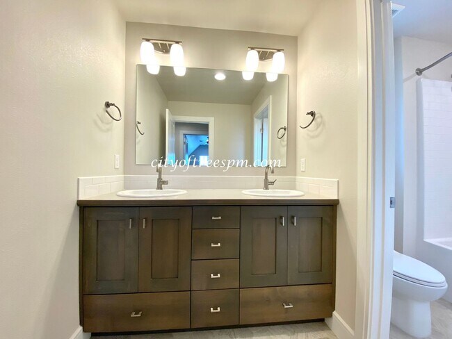 Building Photo - BEAUTIFUL 4 bed 2 1/2 Bath Located in Cent...